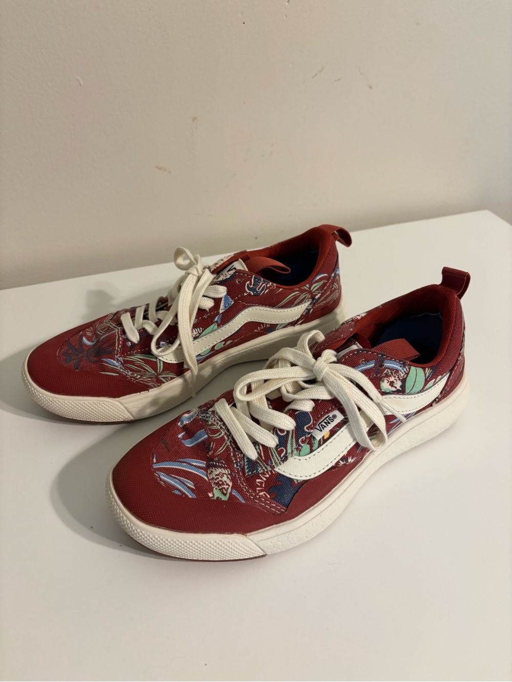 VANS UltraRange Unisex Men’s 6 Women’s 7.5 Red Floral Tropical Sneakers